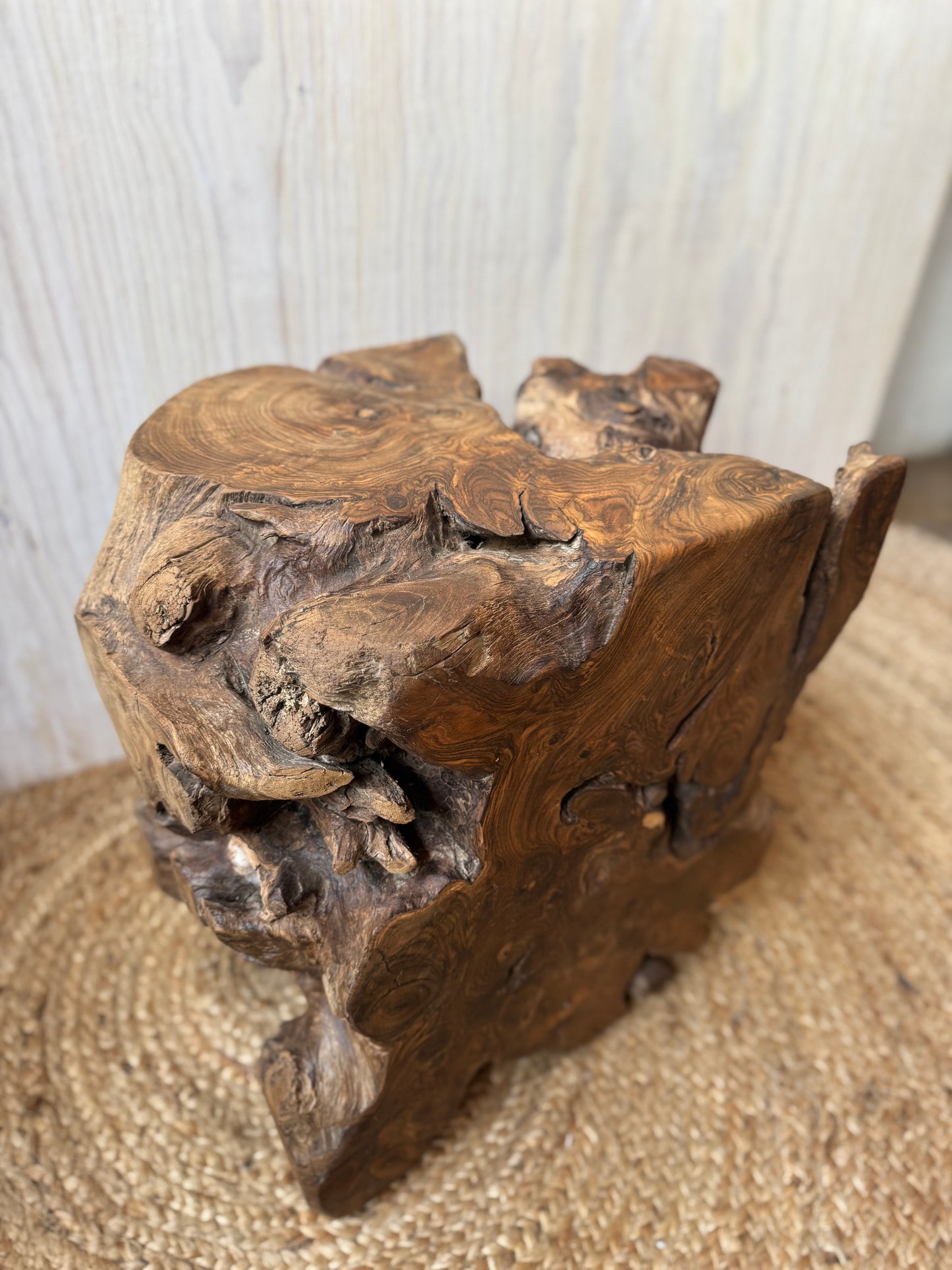 Mesita de raíz de cueramo.