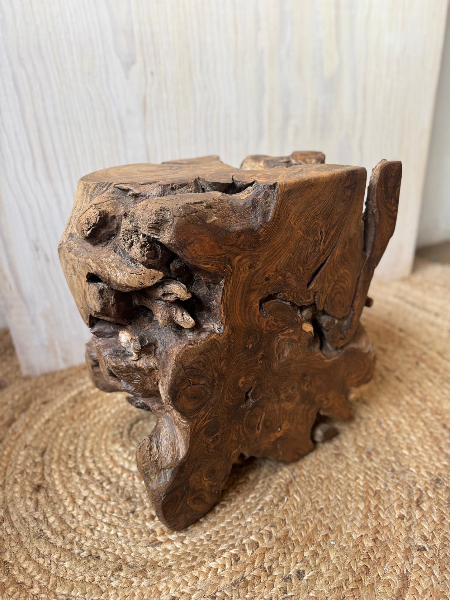 Mesita de raíz de cueramo.