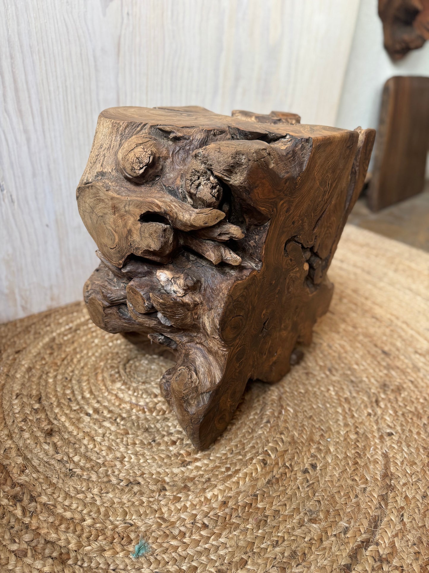 Mesita de raíz de cueramo.